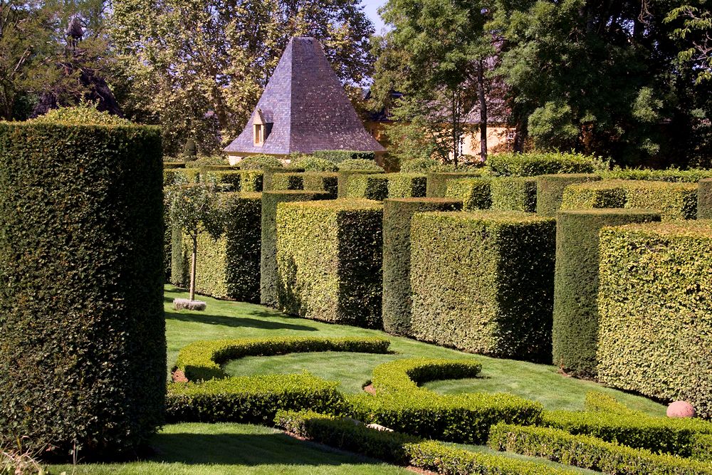 Gardens in the Dordogne – Words & Pictures by Roger Last