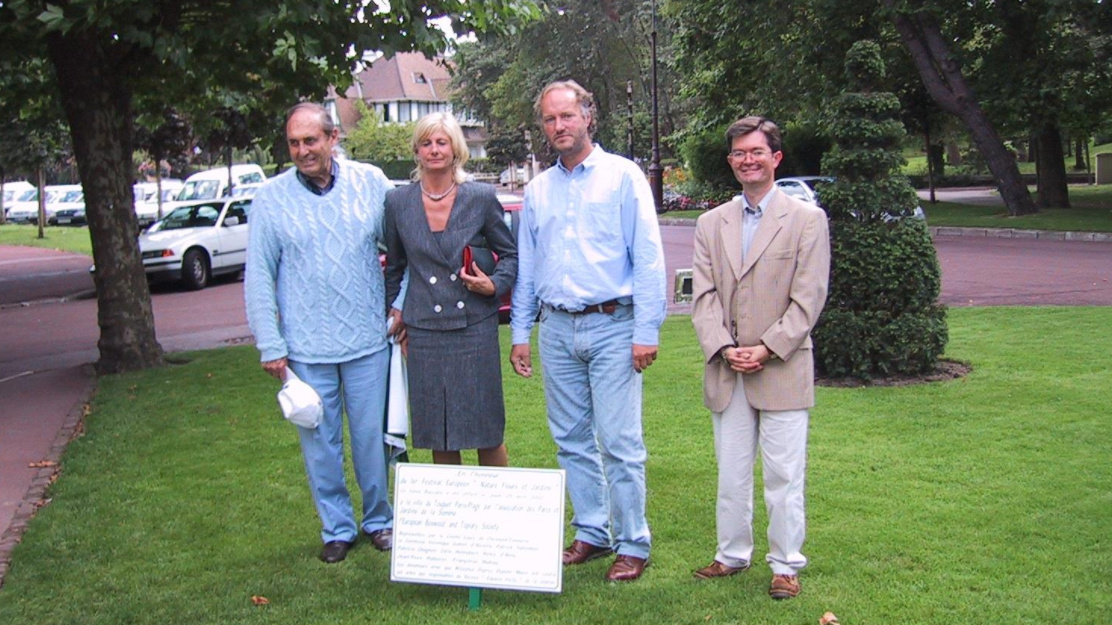 Léonce Deprez - Véronique Goblet d'Alviella - Patrick Salembier - Philippe Rey. Photo - 2002 - Small ceremony for the planting of a yew avenue du Verger commemorating the partnership between EBTS and the City of Touquet-Paris-Plage. The yew is today in the EBTS garden of the square Robert Lassus and will now be dedicated to the memory of Léonce Deprez.
